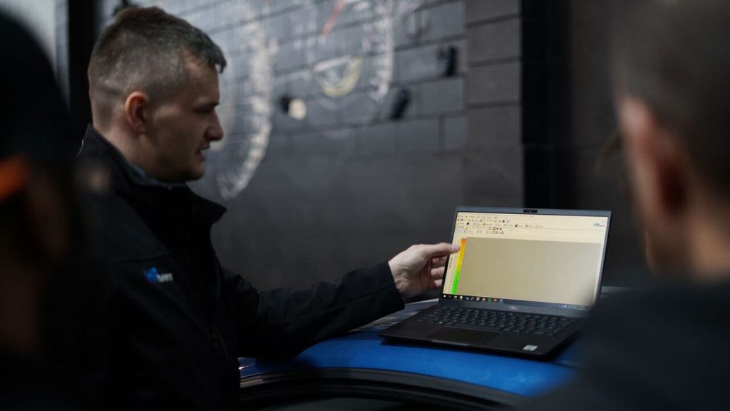 الدعم الفني يشير إلى الكمبيوتر المحمول