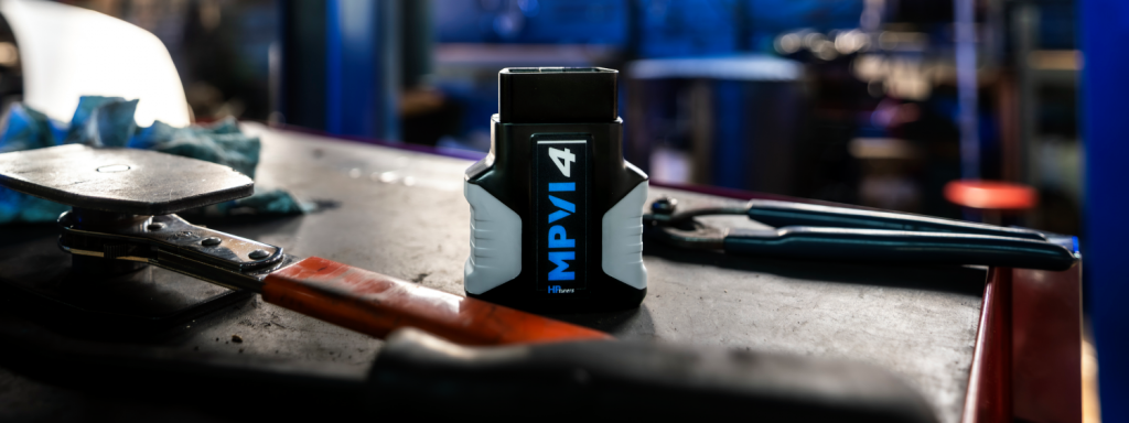 mpvi4 جالسًا على طاولة العمل